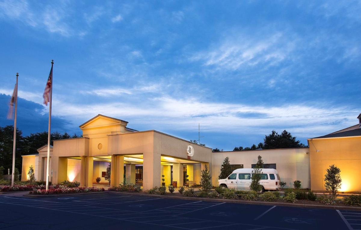 DoubleTree by Hilton Charlotte Airport - main image