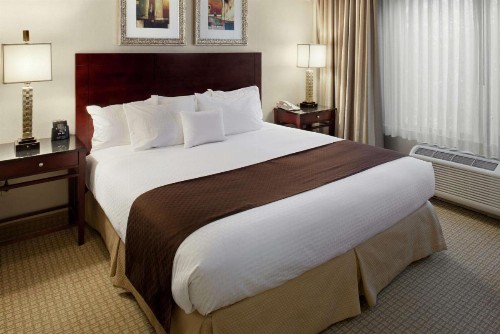 DoubleTree by Hilton Charlotte Airport - image 13