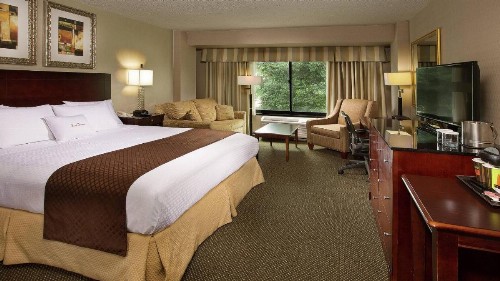 DoubleTree by Hilton Charlotte Airport - image 25