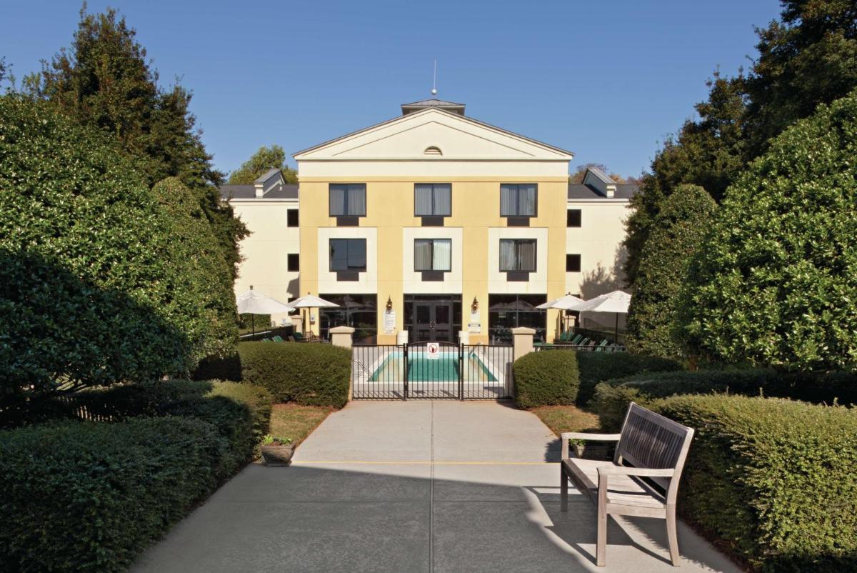 DoubleTree by Hilton Charlotte Airport - image 7