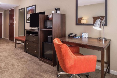 Hampton Inn & Suites Charlotte Arrowood - image 12