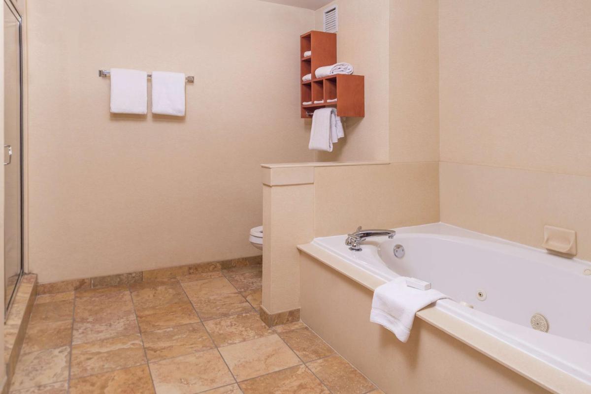 Hampton Inn & Suites Charlotte Arrowood - image 5