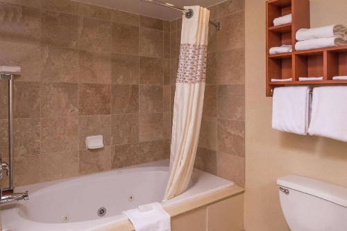 Hampton Inn & Suites Charlotte Arrowood - image 8
