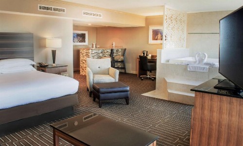 Hilton Charlotte University Place - image 8