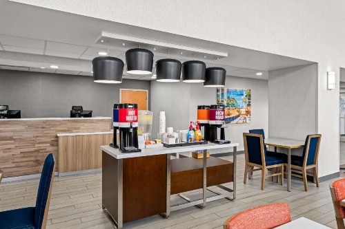Hampton Inn & Suites Charlotte-Airport - image 17