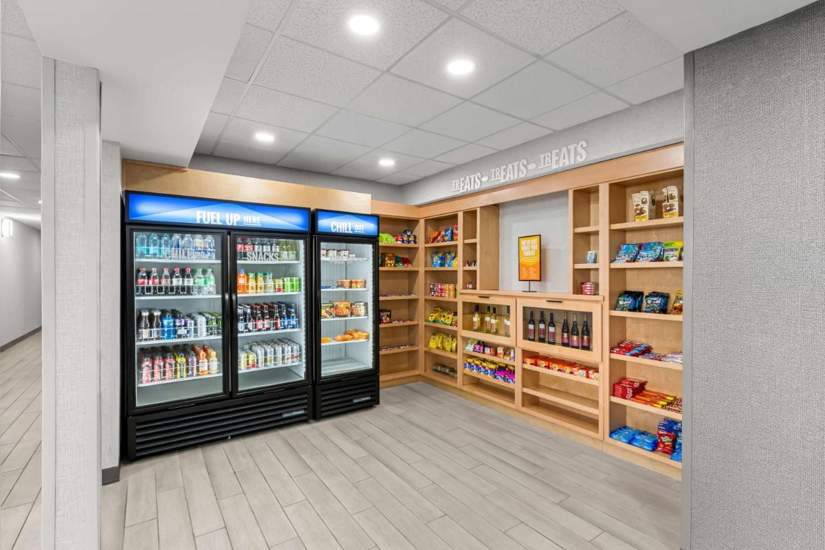 Hampton Inn & Suites Charlotte-Airport - image 2