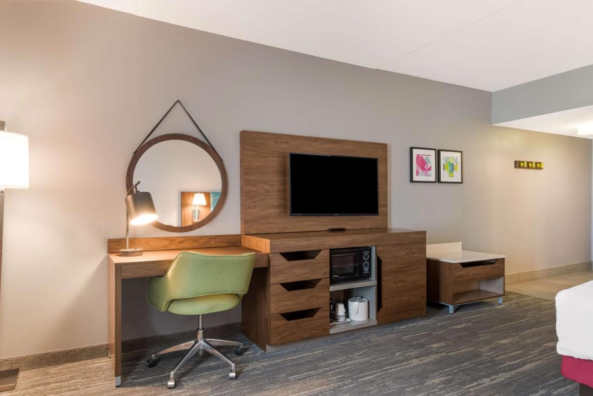 Hampton Inn & Suites Charlotte-Airport - image 3