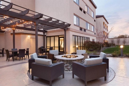 Courtyard Charlotte Airport North - image 6