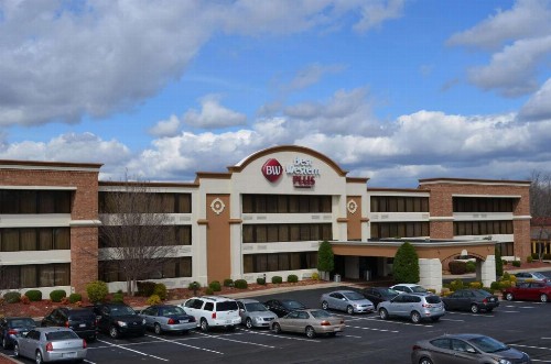 Best Western Plus Charlotte Matthews Hotel - image 6