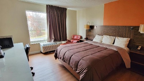 Econo Lodge Charlotte Airport - image 12