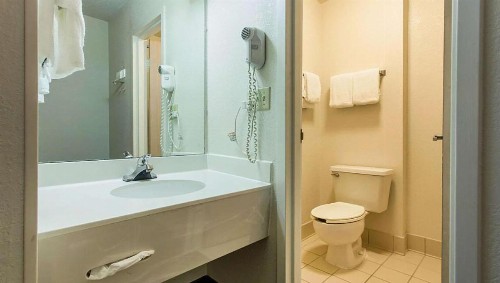 Econo Lodge Charlotte Airport - image 15
