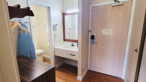Econo Lodge Charlotte Airport - image 16