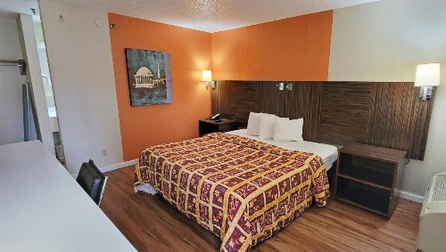 Econo Lodge Charlotte Airport - image 17