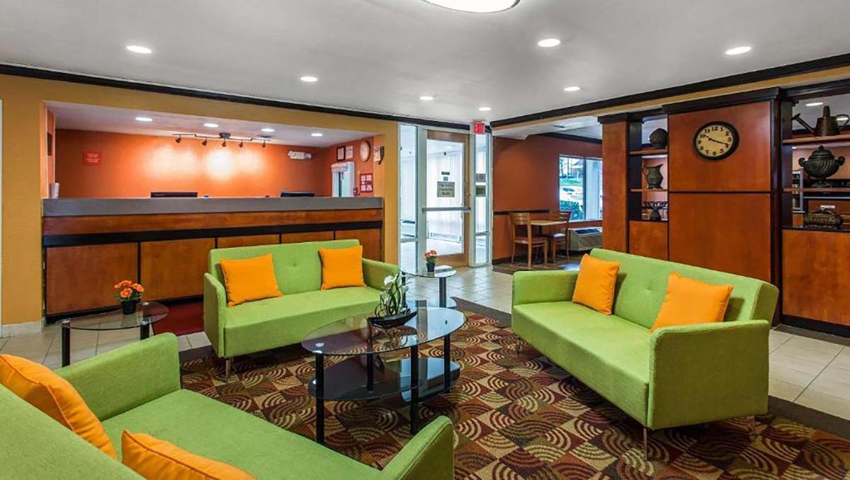 Econo Lodge Charlotte Airport - image 2