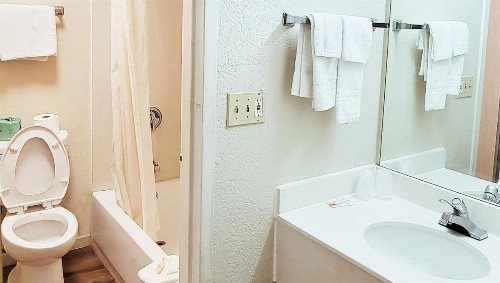 Econo Lodge Charlotte Airport - image 23