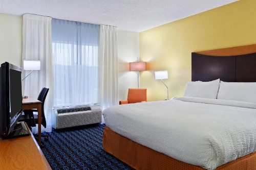 Fairfield Inn & Suites Charlotte Arrowood - image 11