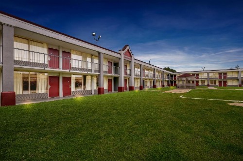 Days Inn by Wyndham Charlotte Airport North - image 2