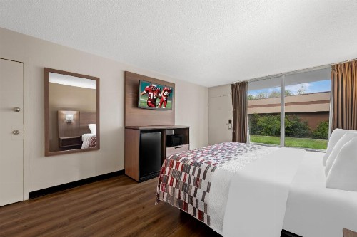 Days Inn by Wyndham Charlotte Airport North - image 4