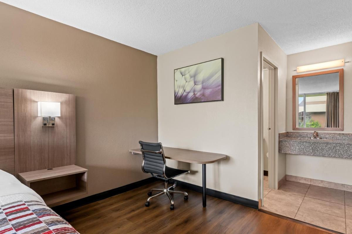 Days Inn by Wyndham Charlotte Airport North - image 5