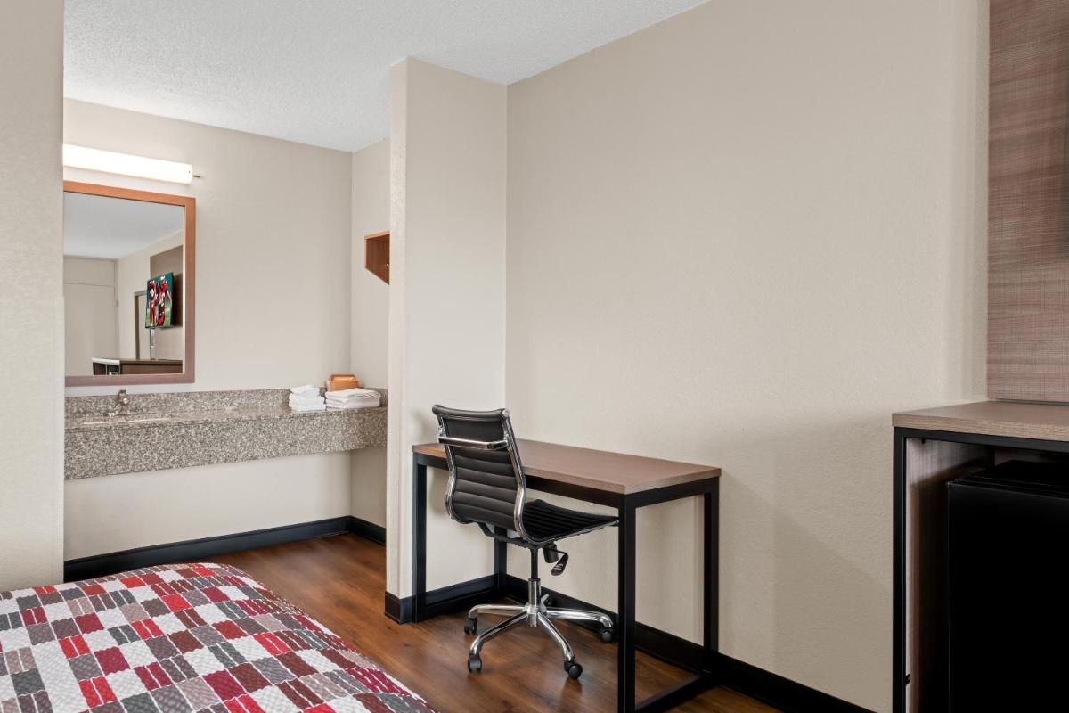 Days Inn by Wyndham Charlotte Airport North - image 6