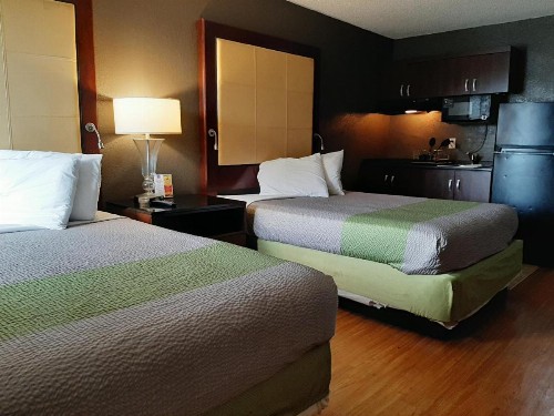 Econo Lodge Airport near Billy Graham Parkway - image 7