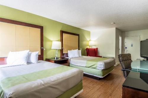 Econo Lodge Airport near Billy Graham Parkway - image 9
