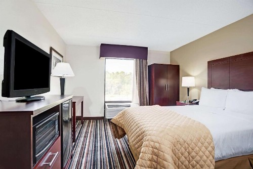 Wyndham Garden Charlotte Executive Park - image 13