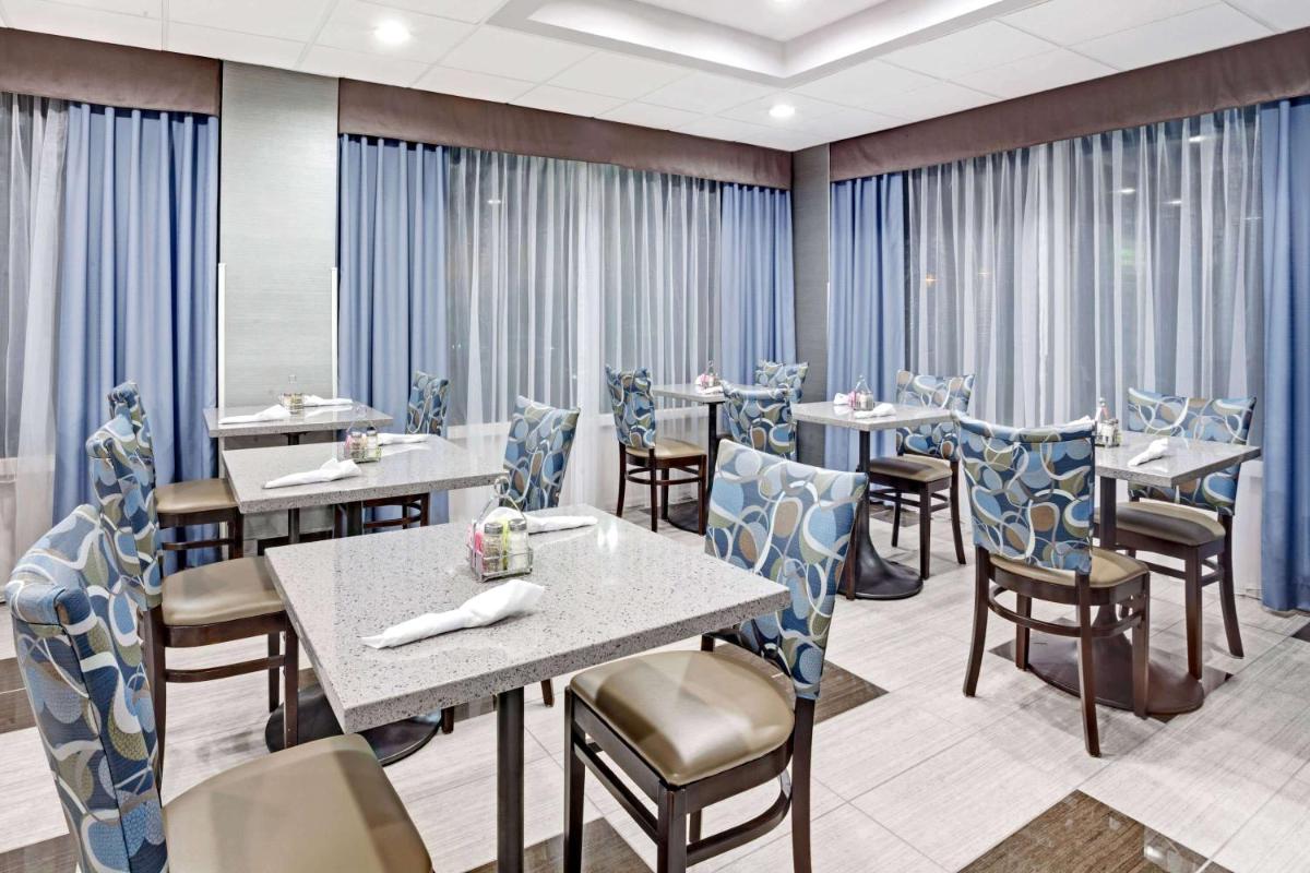Wyndham Garden Charlotte Executive Park - image 2