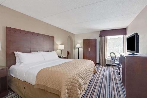 Wyndham Garden Charlotte Executive Park - image 26