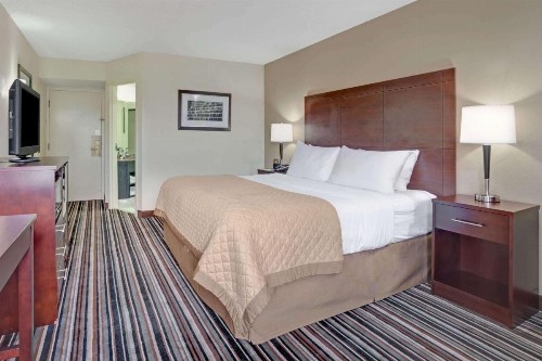 Wyndham Garden Charlotte Executive Park - image 27