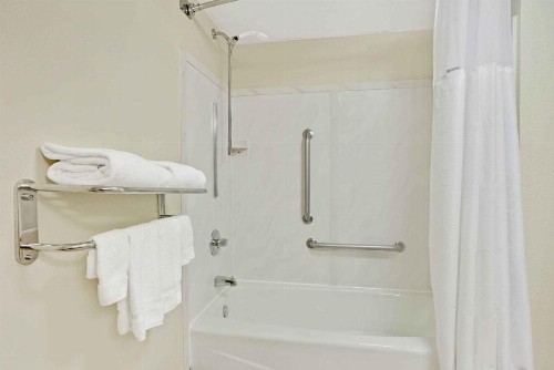 Wyndham Garden Charlotte Executive Park - image 43