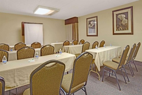 Wyndham Garden Charlotte Executive Park - image 6