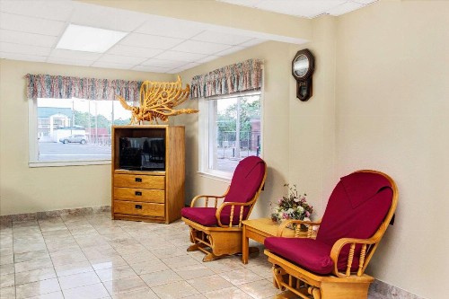 Super 8 by Wyndham Charlotte Downtown Area - image 9
