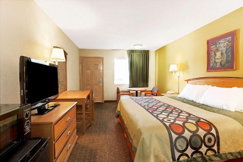 Super 8 by Wyndham Charlotte Downtown Area - image 10