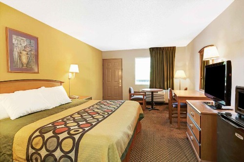 Super 8 by Wyndham Charlotte Downtown Area - image 2