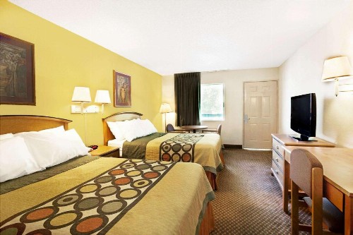 Super 8 by Wyndham Charlotte Downtown Area - image 4