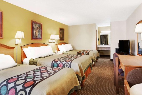 Super 8 by Wyndham Charlotte Downtown Area - image 7