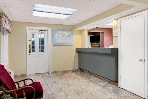 Super 8 by Wyndham Charlotte Downtown Area - image 8