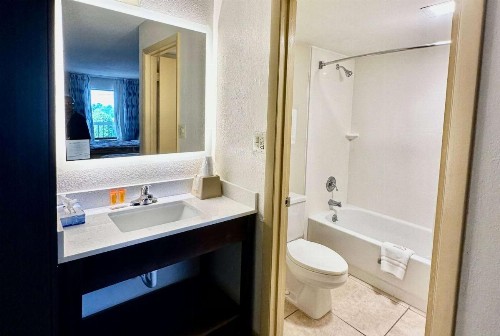 Days Inn by Wyndham Charlotte Northlake - image 3