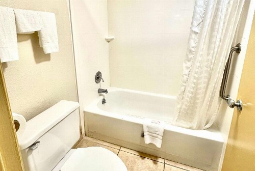 Days Inn by Wyndham Charlotte Northlake - image 4
