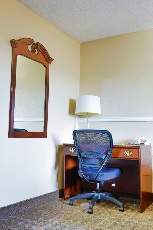Super 8 by Wyndham Charlotte University - image 15