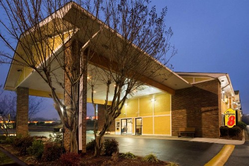 Super 8 by Wyndham Charlotte University - image 16