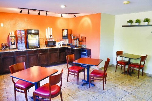 Super 8 by Wyndham Charlotte University - image 3