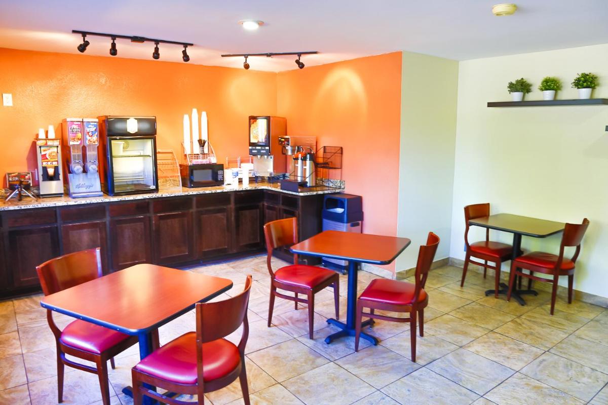 Super 8 by Wyndham Charlotte University - image 3
