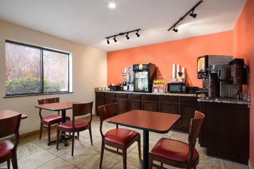 Super 8 by Wyndham Charlotte University - image 39