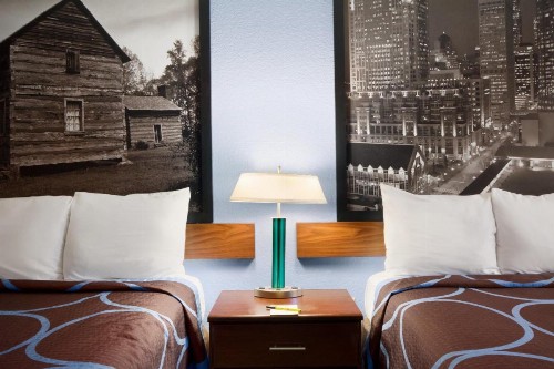 Super 8 by Wyndham Charlotte University - image 7