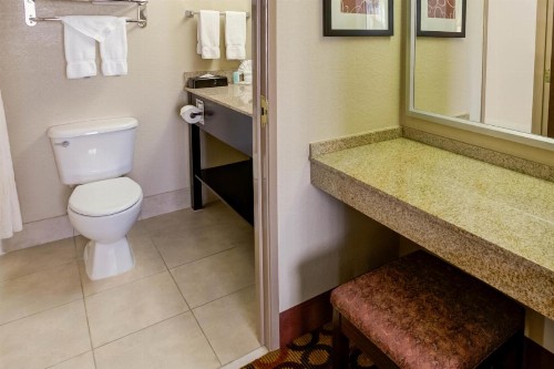 Comfort Suites Airport Charlotte - image 10