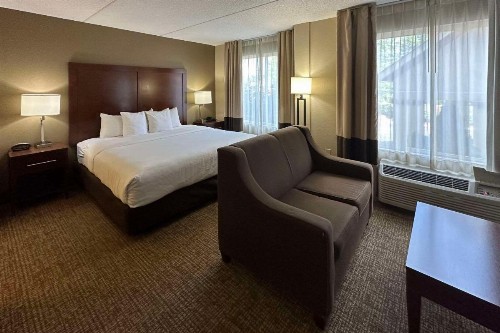 Comfort Suites Airport Charlotte - image 12
