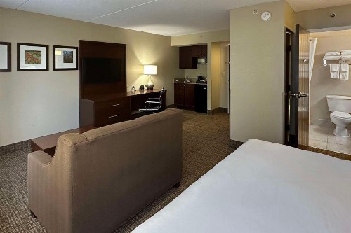 Comfort Suites Airport Charlotte - image 13