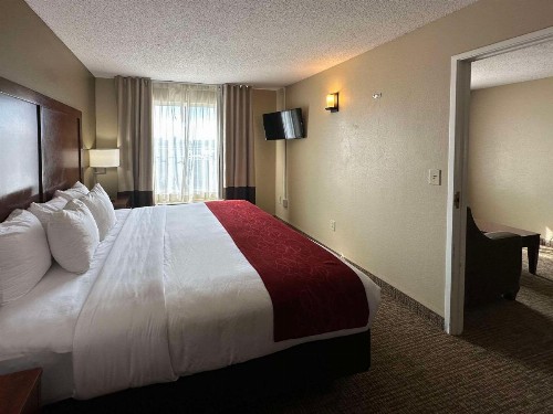 Comfort Suites Airport Charlotte - image 27